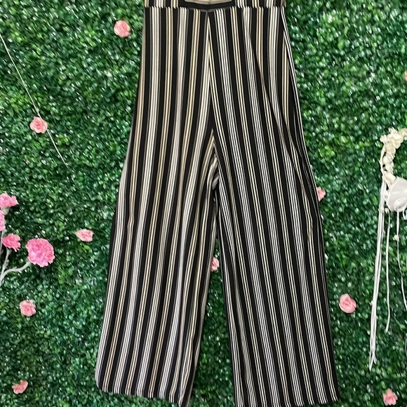 Stretchy Chic Striped Jumpsuit with Adjustable Straps - Picture 3 of 6